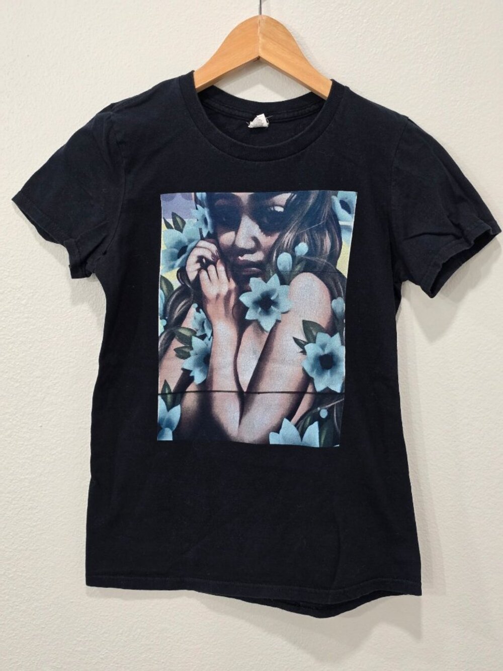 Gildan ✦ Blue Flowers Art Graphic Tee ✦ Black Short Sleeve Casual Summer Size S - Picture 2 of 8